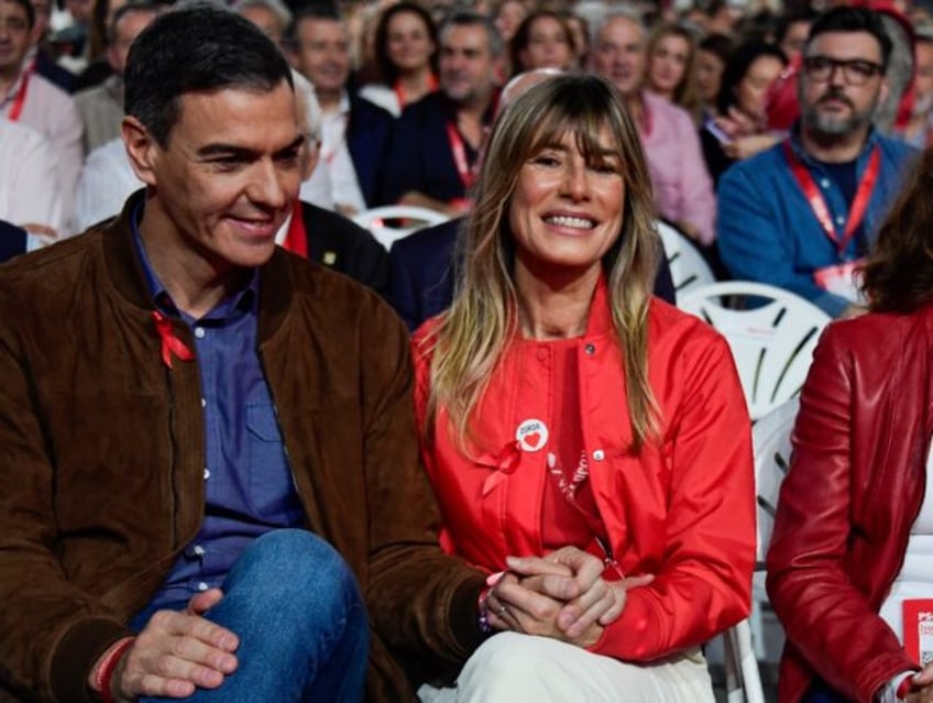 Prime Minister Pedro Sanchez (L) has consistently defended the innocence of his wife Begon