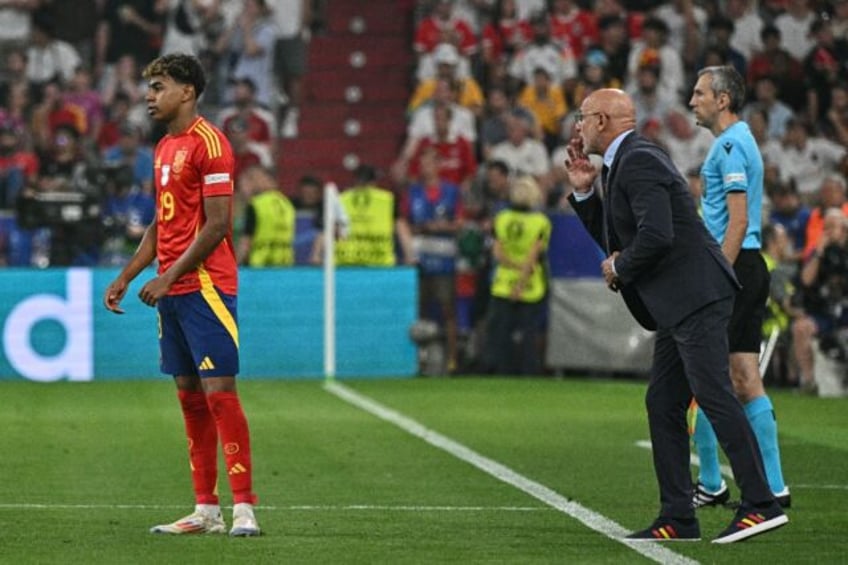 Luis de la Fuente (R) speaks with Lamine Yamal during Spain's Euro 2024 semi-final victory