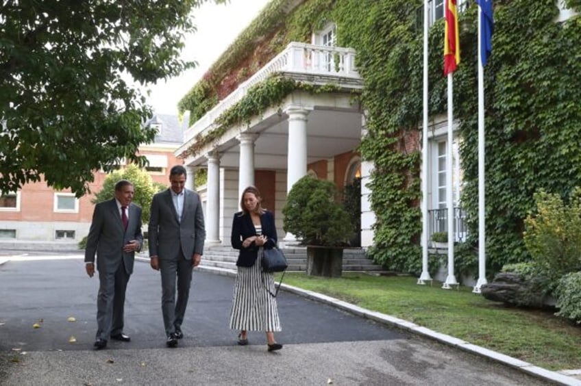 Spanish Prime Minister Pedro Sanchez (C) met with Venezuelan opposition candidate Edmundo