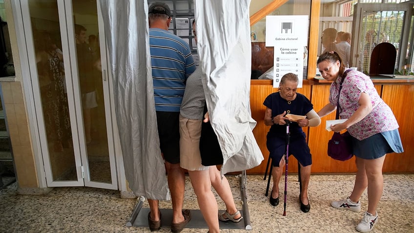 spains conservative right wing parties fail to win enough votes to beat socialists in general election