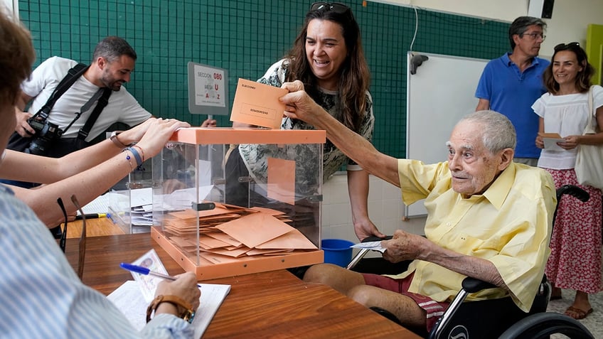 spains conservative right wing parties fail to win enough votes to beat socialists in general election
