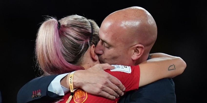 spanish fa president luis rubiales apologizes for jenni hermoso kiss that caused outrage