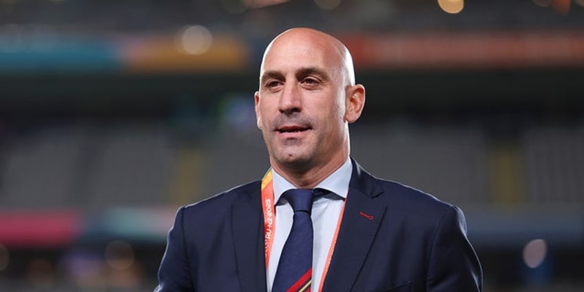 spanish fa president luis rubiales apologizes for jenni hermoso kiss that caused outrage