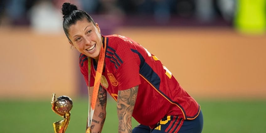 spanish fa presidents kiss on jennifer hermoso after womens world cup victory sparks controversy