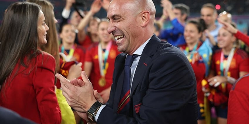 spanish fa presidents kiss on jennifer hermoso after womens world cup victory sparks controversy