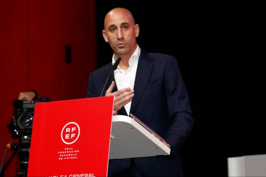 spanish soccer federation leaders asks president rubiales to resign after kissing player on the lips