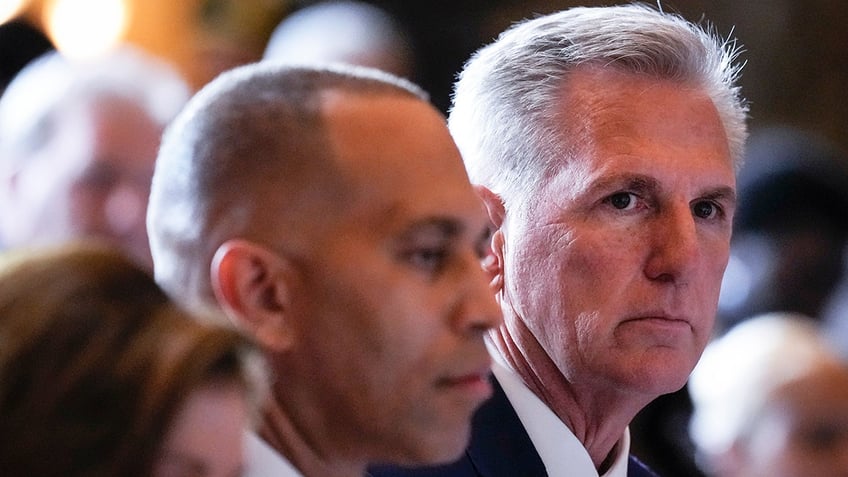 speaker mccarthy met with hakeem jeffries and vowed to play nice after pelosi called him a moron