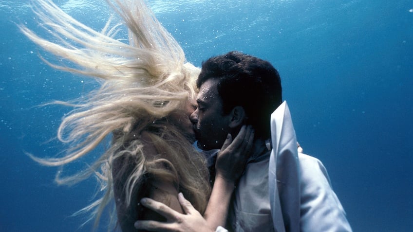 Daryl Hannah and Tom Hanks kissing