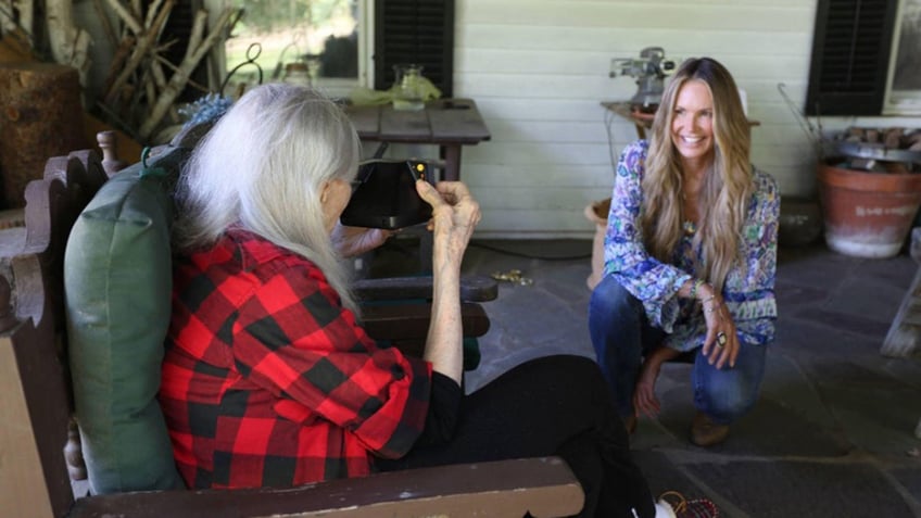 Jule Campbell photographing Elle Macpherson.