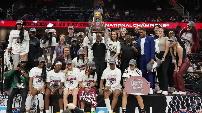 Dawn Staley hoists trophy