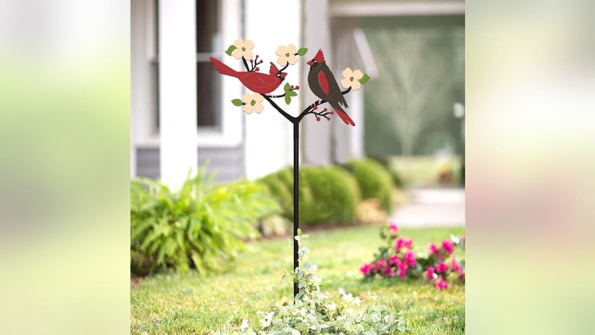 spruce up your garden with these 10 garden decorations