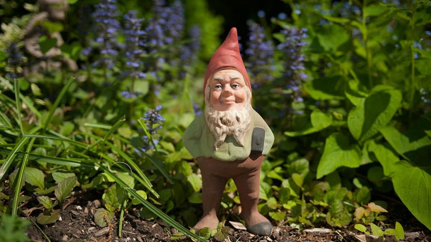 spruce up your garden with these 10 garden decorations