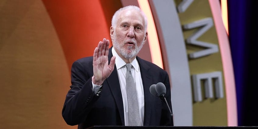 spurs legend gregg popovich sends host back in hilarious hall of fame speech moment im not done