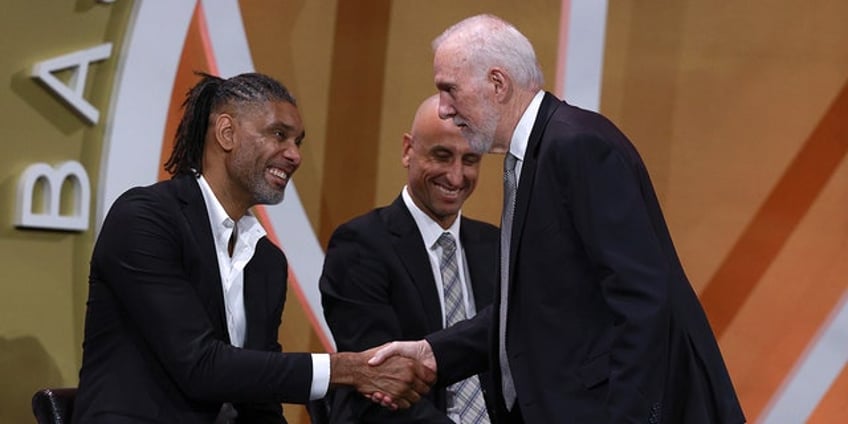 spurs legend gregg popovich sends host back in hilarious hall of fame speech moment im not done