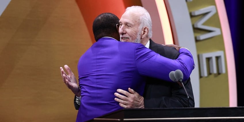 spurs legend gregg popovich sends host back in hilarious hall of fame speech moment im not done