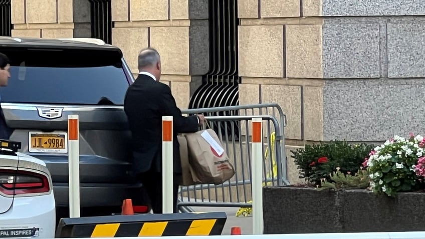 staff delivers at least 6 yuge bags of mcdonalds to trump trial in manhattan