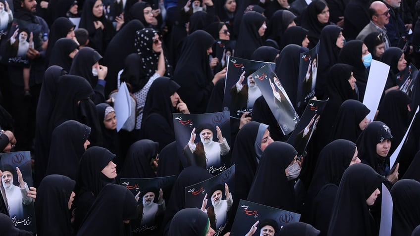 Iranian women mourning helicopter crash