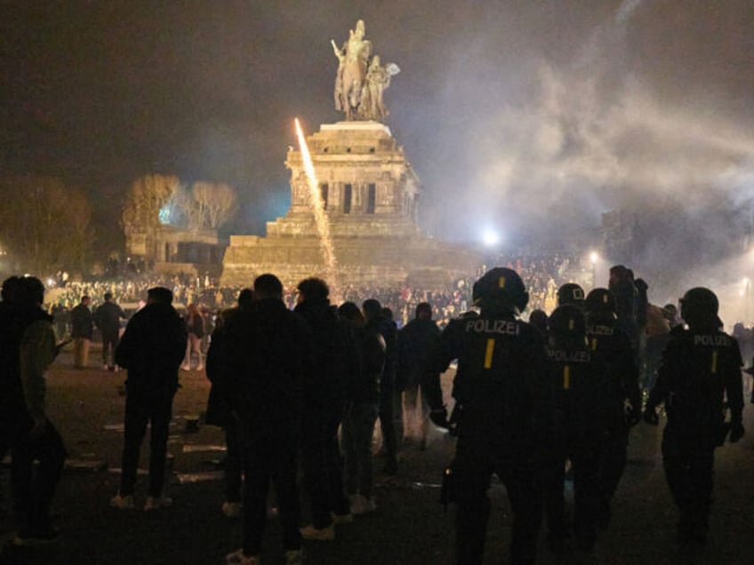 01 January 2024, Rhineland-Palatinate, Koblenz: Hundreds celebrate New Year's Eve at