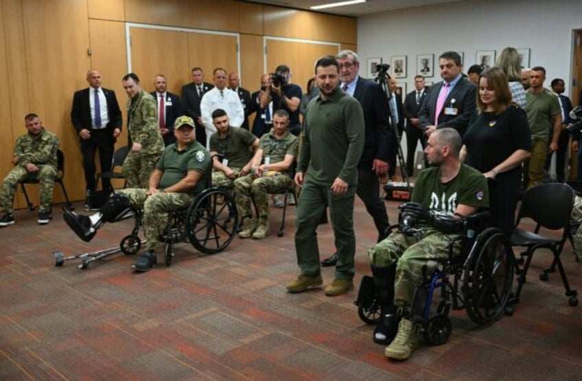 stay strong zelensky visits wounded ukrainian soldiers in new york