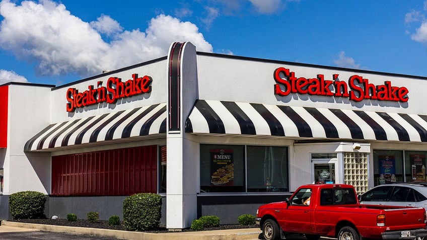 Steak n Shake location outside.
