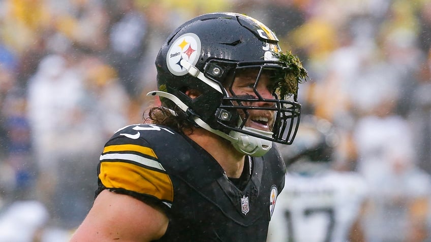 steelers cole holcomb suffers gruesome leg injury that broadcast wont show on replay