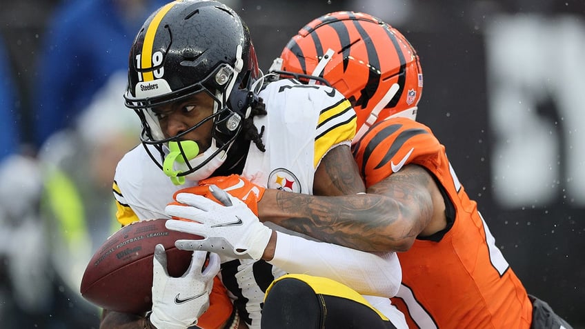 steelers diontae johnson faces scrutiny over effort amid fumble loser mentality