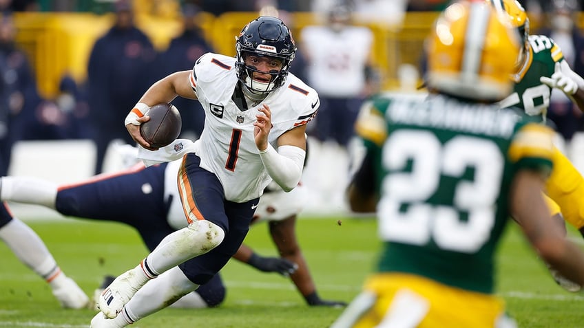 Justin Fields runs the ball