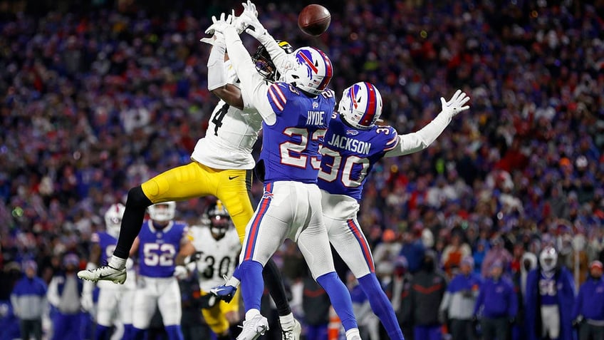 George Pickens goes up for a catch