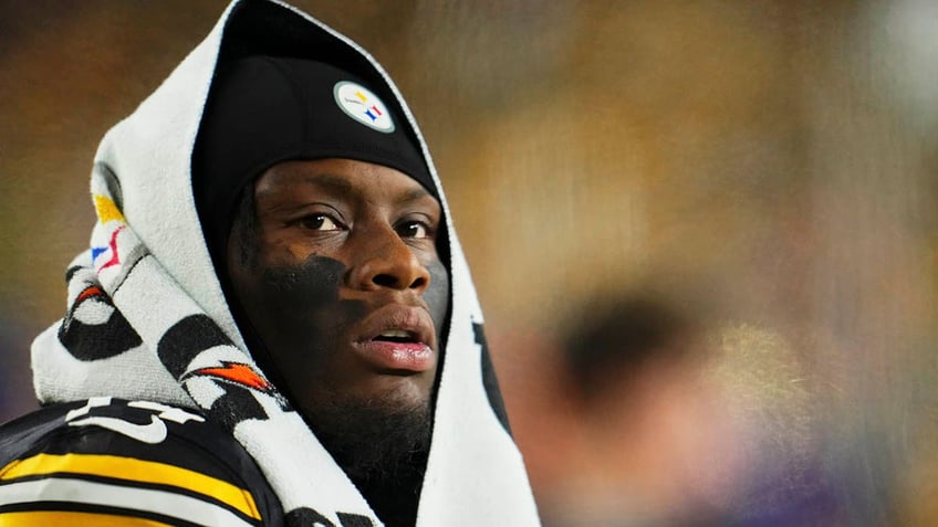 steelers george pickens faces criticism after frustrations boil over during upset loss to patriots