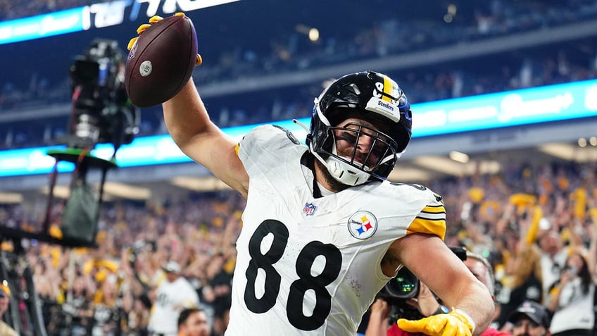 steelers hold off raiders late surge to come away with road victory