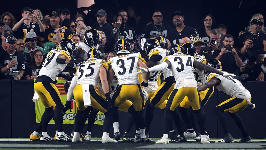 steelers hold off raiders late surge to come away with road victory