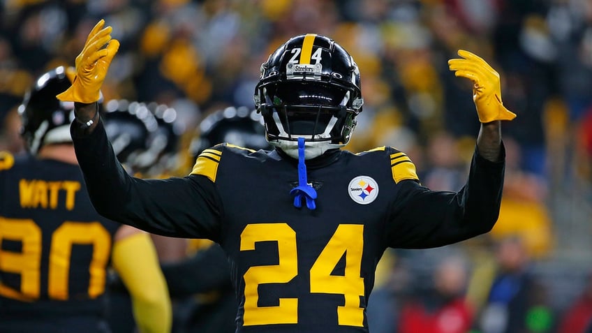 Joey Porter Jr. salutes crowd