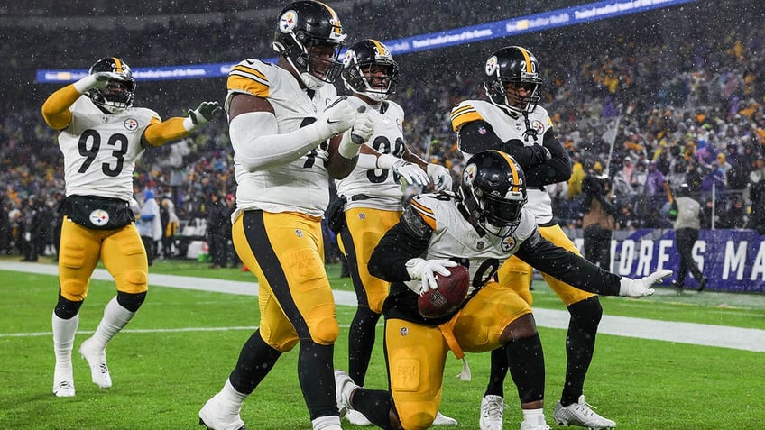 Steelers D celebrates