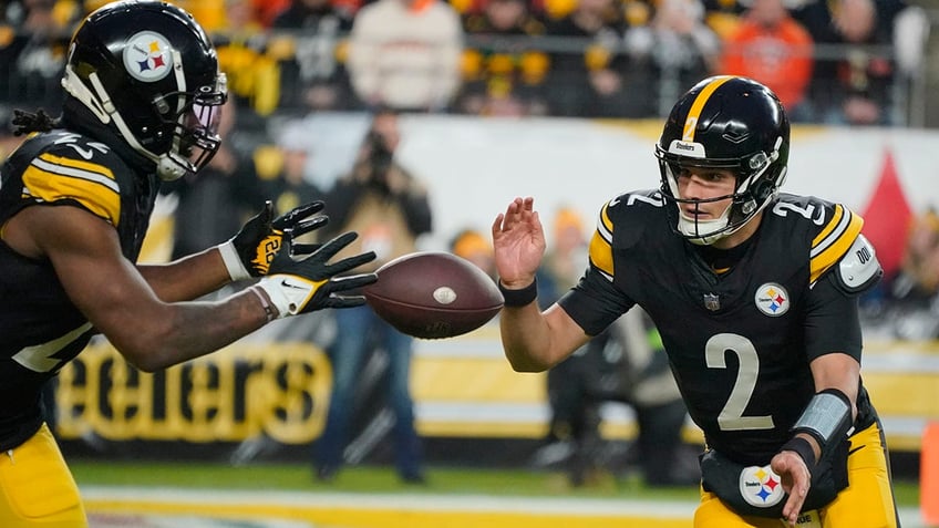 Mason Rudolph tosses the ball