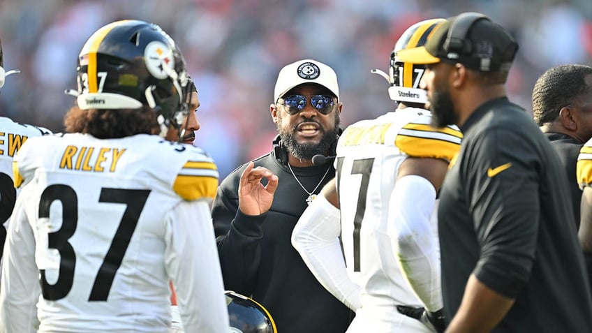 Mike Tomlin coaches his team