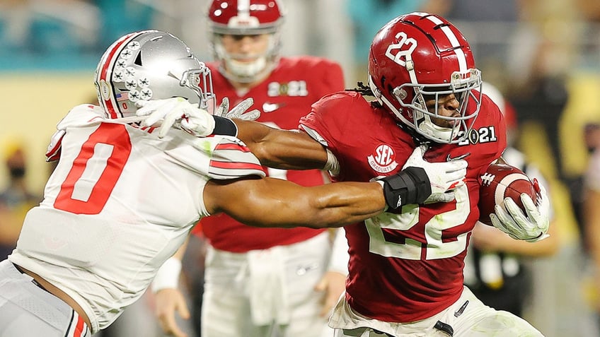 Najee Harris stiff arm