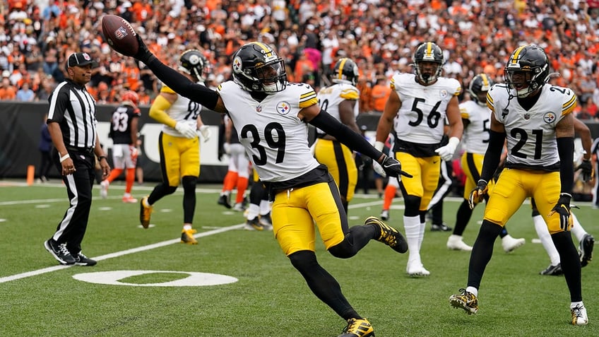 steelers star players had heated exchange in locker room after loss to browns report