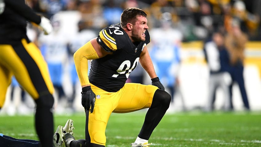 steelers tj watt sacks rookie will levis despite having helmet ripped off