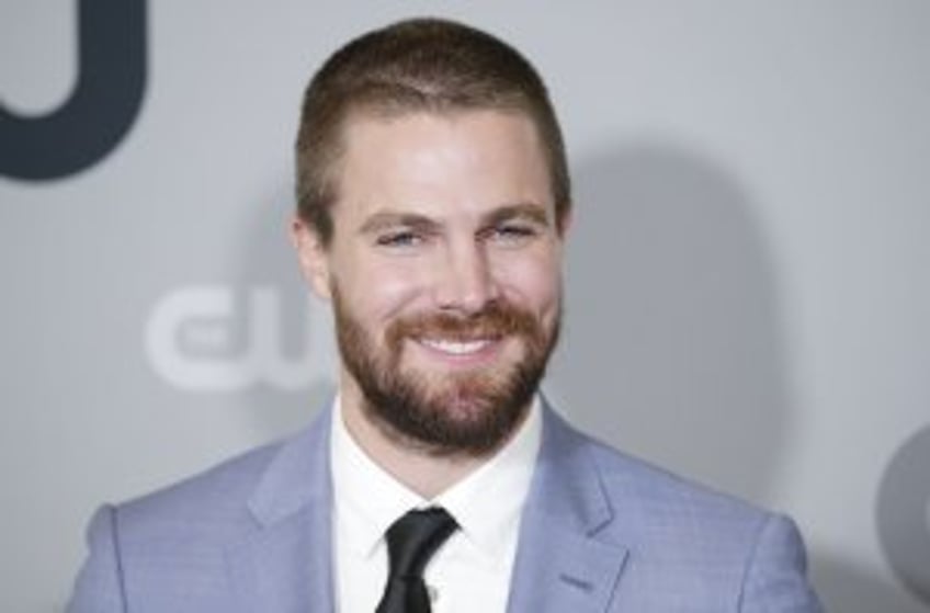 Stephen Amell lands lead role in 'Suits' spinoff