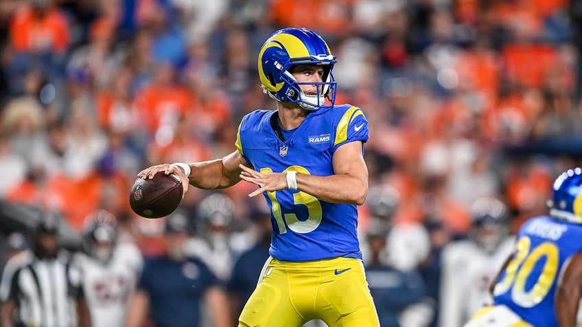 Stetson Bennett throws ball