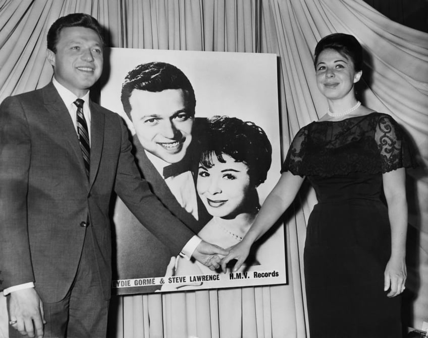 steve lawrence singer entertainer and half of popular stage duo steve eydie dies at 88