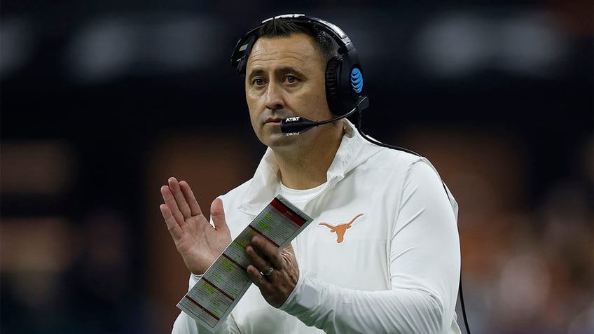 Steve Sarkisian coaches Texas