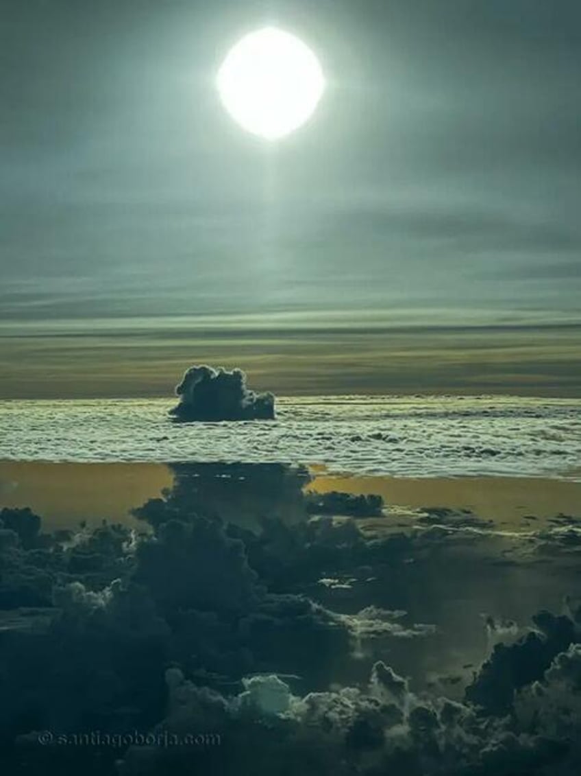 storm pilot photographer captures breathtaking images from 40000 feet