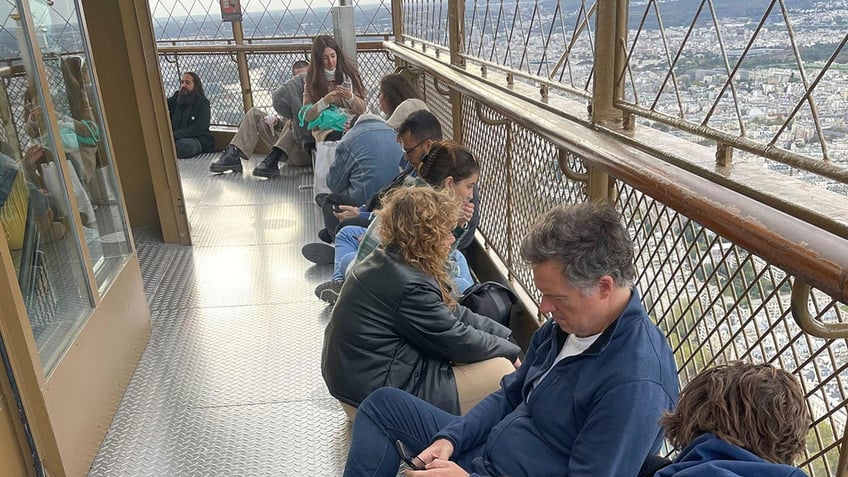 stranded atop the eiffel tower man proposes to his girlfriend this is the moment