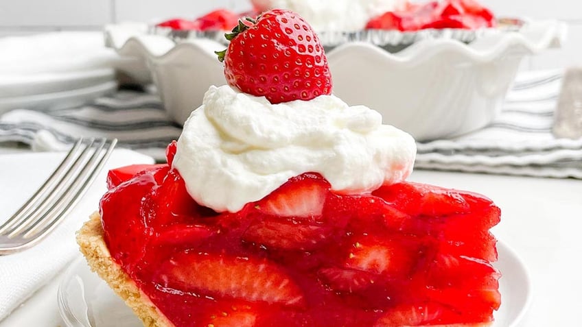 strawberry jell o pie thats simply delicious try the easy recipe