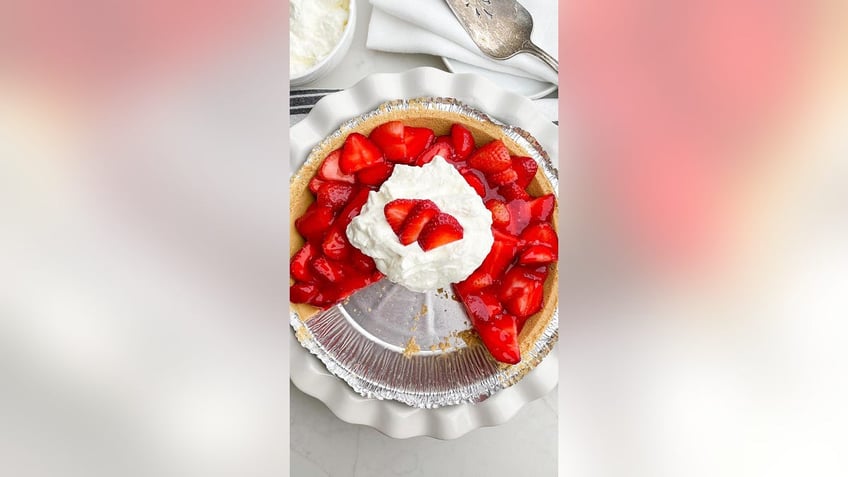 strawberry jell o pie thats simply delicious try the easy recipe