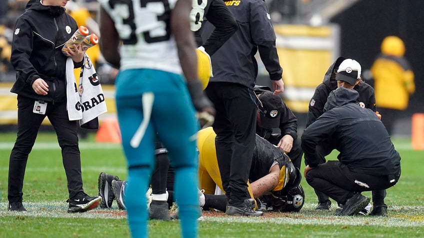 streaking jaguars slug their way past pittsburgh as steelers lose quarterback kenny pickett to injury