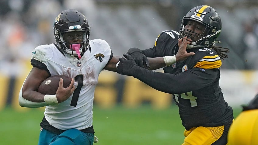 streaking jaguars slug their way past pittsburgh as steelers lose quarterback kenny pickett to injury