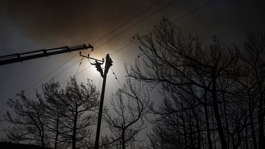 strong gusts of wind cause greek wildfires to flare up eu detects steep increase in carbon emissions