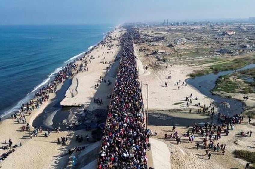 stunning images show tens of thousands of gazans returning to destroyed homes on foot